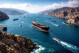 Eo biển Hormuz gần như tê liệt: Cước tàu vượt đỉnh Covid, hàng hóa mắc kẹt khắp thế giới, doanh nghiệp than “ác mộng logistics”
