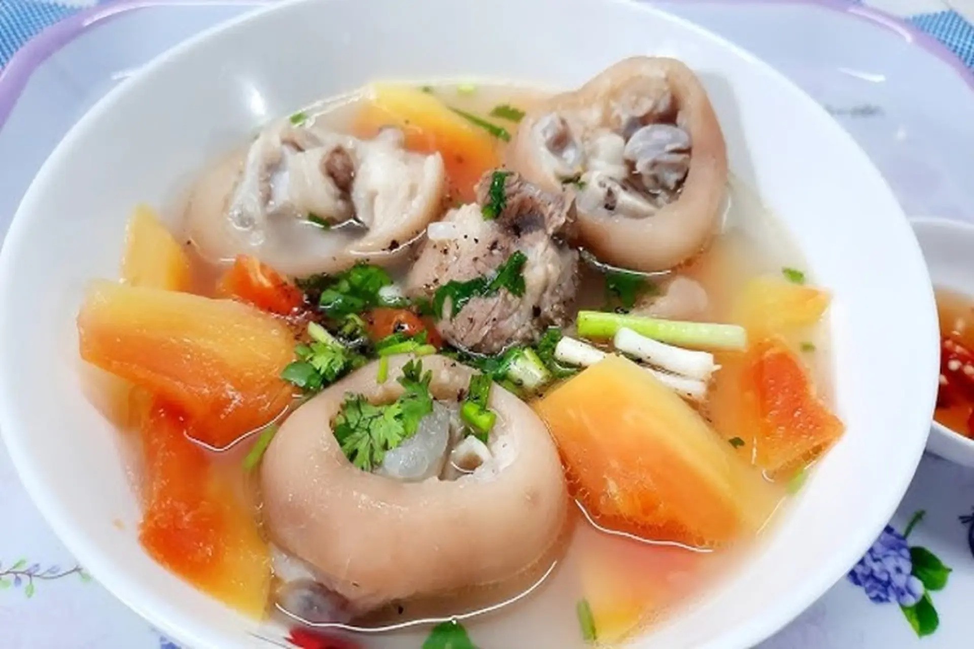 tctdvn-nau-an-lau-nam-chua-chac-biet-di-cho-chon-thit-lon-the-nao-moi-ngon1-1791358637.jpg