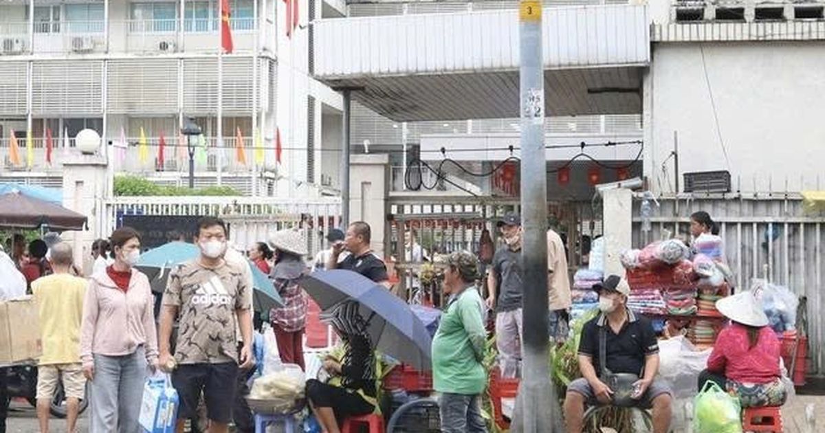 Hàng rong “né” kiểm tra quanh bệnh viện lớn ở TP.HCM như thế nào?