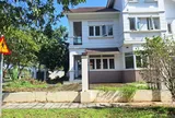 Biệt thự cỏ mọc kín lối vẫn rao 21–33 tỷ đồng tại khu đô thị hơn 20 năm tuổi