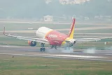 Máy bay Vietjet quay đầu hạ cánh khẩn cấp, hàng loạt xe cứu hỏa vây quanh
