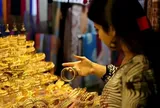 Thủ tướng Modi kêu gọi dân Ấn “bớt mua vàng”, cổ phiếu ngành kim hoàn lập tức đỏ lửa