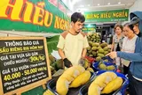 Trái cây rớt giá mạnh, sầu riêng, xoài, thanh long giờ "rẻ như rau"