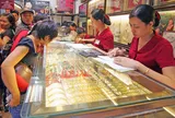 Vàng trong nước “phi mã”: chênh thế giới tới 32 triệu/lượng, dân tình choáng váng