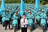 Green SM: Cảm ơn Sếp. Em lớn khoẻ, học hành giỏi giang, đi năm châu là nhờ Sếp nhiều. Xin cảm ơn.