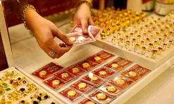 Vàng "lao dốc", chạm đáy 5 tuần – Nhà đầu tư cân não giữ hay bán?