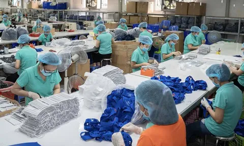 Khẩu trang “cháy hàng” online sau cảnh báo COVID-19 quay lại
