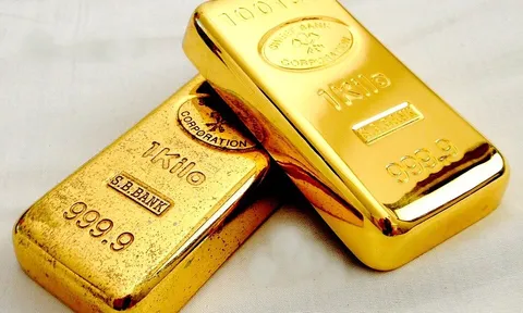 Vàng bất ngờ “bốc hơi” 4% trong một phiên, rơi xuống đáy hơn 7 tuần: Điều gì đang xảy ra?