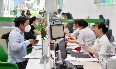 Ngành ngân hàng âm thầm cắt hàng nghìn nhân sự, điều gì đang xảy ra?