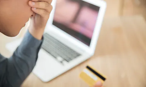 Thẻ tín dụng hết hạn có được xóa nợ không? Câu trả lời khiến nhiều người bất ngờ