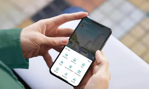 Nhiều người bất ngờ khi bị ngân hàng khóa giao dịch trên app từ 1/3