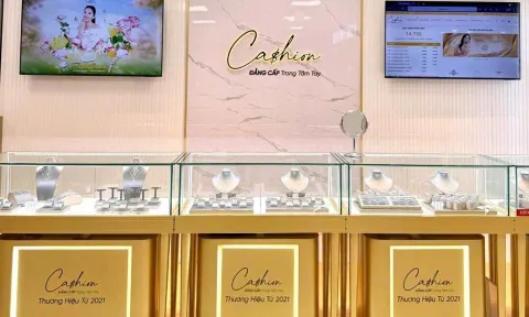Sau tuyên bố không đủ điều kiện duy trì mô hình cũ, một chuỗi cửa hàng kim cương lớn ở TP.HCM mở cửa trở lại