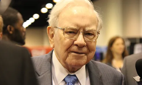 Warren Buffett lên tiếng về thị trường: Rủi ro ngân hàng chưa biến mất, thị trường chưa đủ “đáng sợ”
