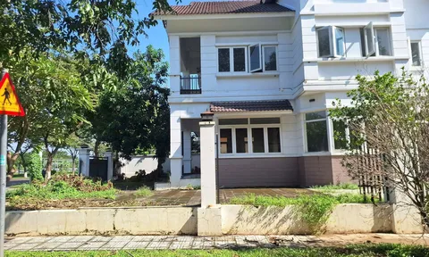 Biệt thự cỏ mọc kín lối vẫn rao 21–33 tỷ đồng tại khu đô thị hơn 20 năm tuổi