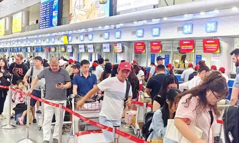 Giá vé máy bay bất ngờ hạ nhiệt giữa cao điểm hè, khách du lịch "dễ thở" hơn