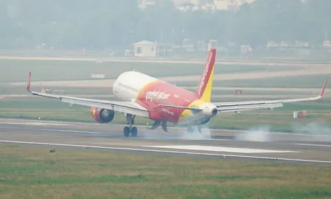 Máy bay Vietjet quay đầu hạ cánh khẩn cấp, hàng loạt xe cứu hỏa vây quanh