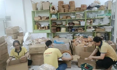 Shopee, TikTok Shop đồng loạt tăng phí: Người bán “nghẹt thở”, tăng giá thì mất khách, giữ giá thì… hết lời?