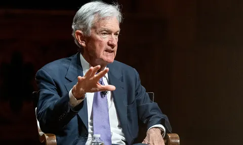 Fed lên tiếng sau “cú sốc dầu”: Chưa cần tăng lãi suất, thị trường thở phào