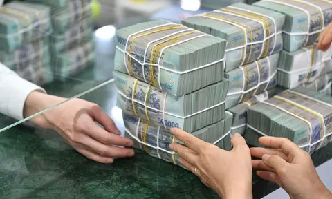 Nghịch lý ngân hàng: Tài khoản ngày càng nhiều, tiền nằm trong tài khoản lại ít đi