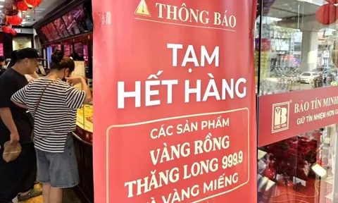 Vàng nhẫn “cháy hàng” cuối tuần: Khách xếp hàng dài, nhiều thương hiệu báo hết sạch