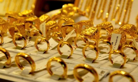 Giá vàng 8/7: Tăng ào ào, vượt mốc 121 triệu đồng/lượng!