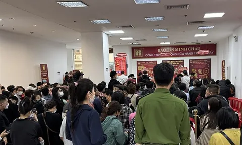 Vàng “lao dốc” – Tiệm vàng xả hàng không giới hạn, người mua hết cảnh xếp hàng!