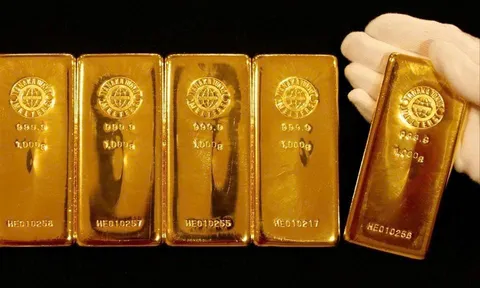"Cá mập" bán tháo hơn 3 tấn vàng, giá lao dốc xuống đáy gần 3 tháng