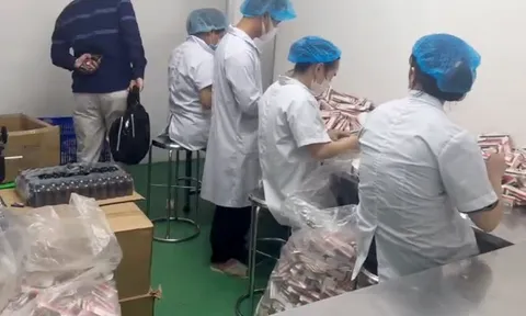Nóng: Khởi tố giám đốc công ty sản xuất hàng nghìn chai dung dịch vệ sinh phụ nữ giả