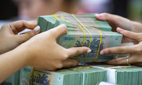 Gửi tiết kiệm lãi 10%, vay tiền trả tới 18%: Bức tranh trái chiều của lãi suất