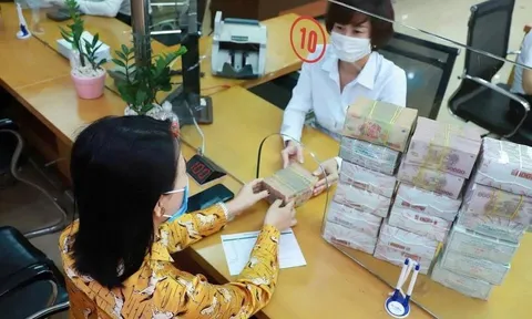 Ngân hàng đồng loạt hạ lãi suất huy động, vì sao lãi vay chưa giảm tương xứng?