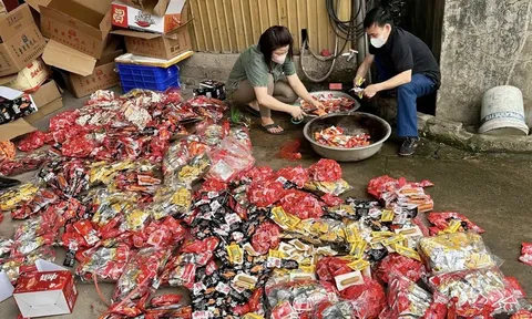 Cảnh báo thực phẩm bẩn: Hàng tấn chân gà, xúc xích nhập lậu từ Trung Quốc bị thu giữ