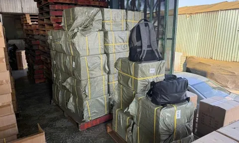 Hải quan bắt lô mỹ phẩm Hàn Quốc hơn 14.000 chai hết hạn gần 1 năm vẫn khai báo hàng mới, chuẩn bị tung ra thị trường