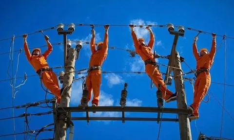Nắng nóng thiêu đốt, điện toàn quốc lập đỉnh chưa từng có trong năm