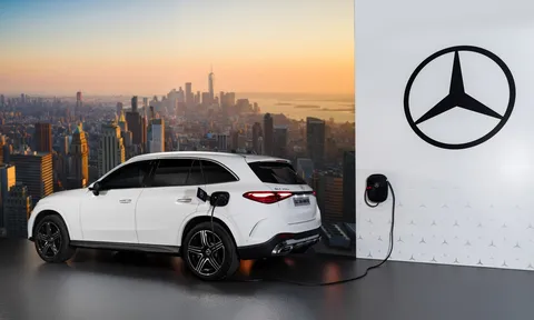 Mercedes-Benz GLC PHEV ra mắt, giá gần 3 tỷ đồng, hết xăng vẫn chạy tới 128km