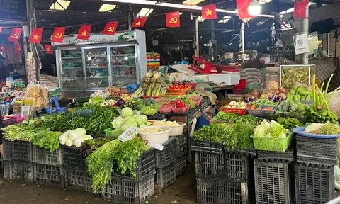 TP.HCM mưa lớn: Rau ngoài chợ tăng 10.000–15.000 đồng/kg, siêu thị vẫn giữ giá
