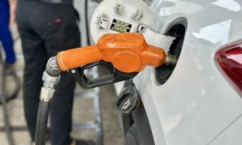 Giá xăng dầu bật tăng mạnh: có loại nhảy hơn 7.000 đồng/lít