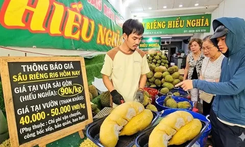 Trái cây rớt giá mạnh, sầu riêng, xoài, thanh long giờ "rẻ như rau"