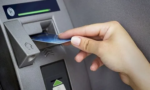 Đừng vội rút tiền từ thẻ tín dụng nếu chưa biết những khoản phí này