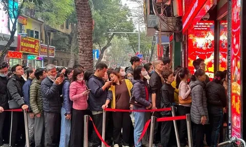 Giá vàng tăng sốc, nhà đầu tư có đang lặp lại “vết xe đổ” FLC, đất phân lô?