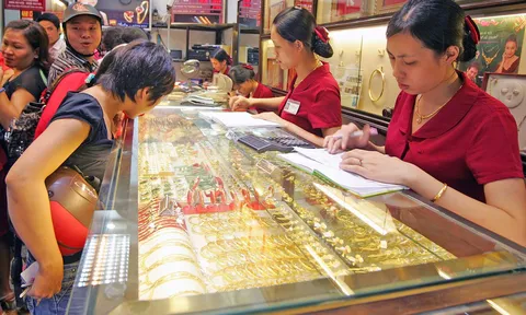 Vàng trong nước “phi mã”: chênh thế giới tới 32 triệu/lượng, dân tình choáng váng