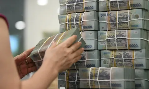 Lãi suất tiết kiệm tăng mạnh, có nơi chạm 9%/năm: Dòng tiền bắt đầu quay lại ngân hàng