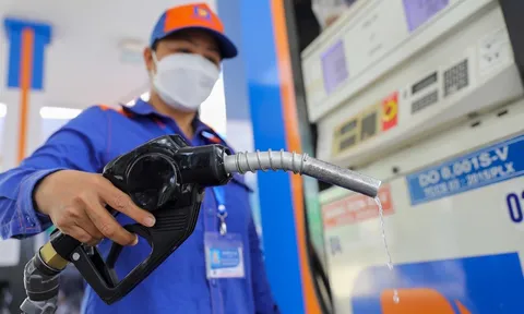 Giá xăng giảm về sát 19.500 đồng