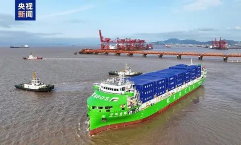 Chấn động: Tàu container chạy bằng điện lớn nhất thế giới do Trung Quốc sản xuất chính thức vận hành