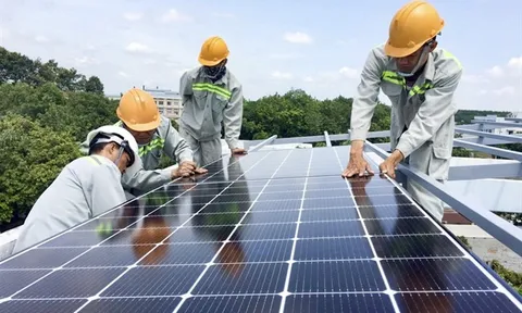 Mùa nắng nóng chưa tới đỉnh nhưng hóa đơn điện đã khiến nhiều gia đình “toát mồ hôi”.