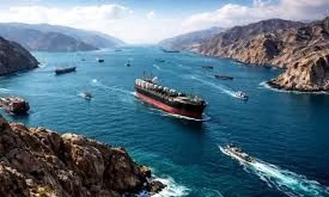 Eo biển Hormuz gần như tê liệt: Cước tàu vượt đỉnh Covid, hàng hóa mắc kẹt khắp thế giới, doanh nghiệp than “ác mộng logistics”