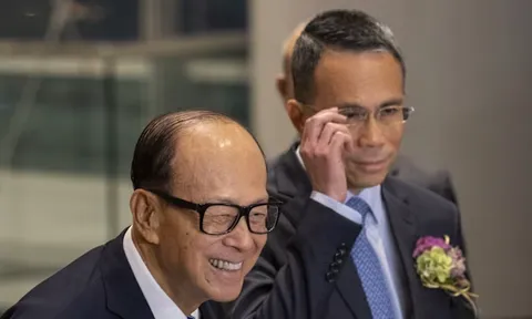 Tỷ phú Lý Gia Thành liên tục bán tài sản, gom hàng chục tỷ USD tiền mặt để “chờ thời”