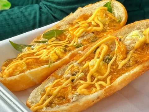 Bánh mì xốt gạch cua gây sốt ở Sài Gòn: Chen chân xếp hàng, 25k một phần mà “cháy hàng” mỗi ngày