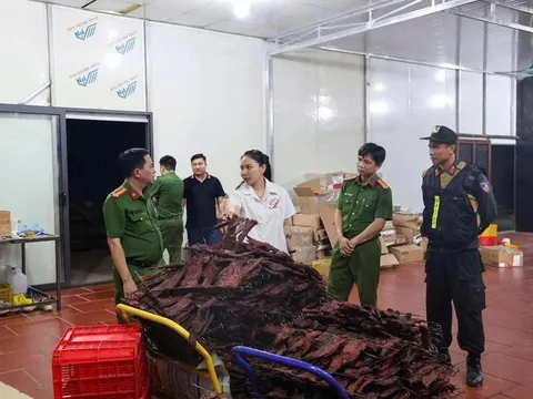 Cận cảnh kho thịt đông lạnh bốc mùi được 'phù phép' thành trâu gác bếp