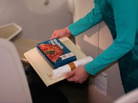 Vietnam Airlines 'bắt tay' 4P's bán pizza trên máy bay