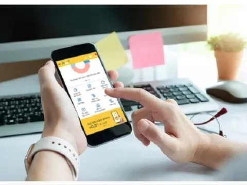 Gửi tiết kiệm online đang "ăn đứt" gửi tại quầy, có nơi chênh hơn 3%/năm